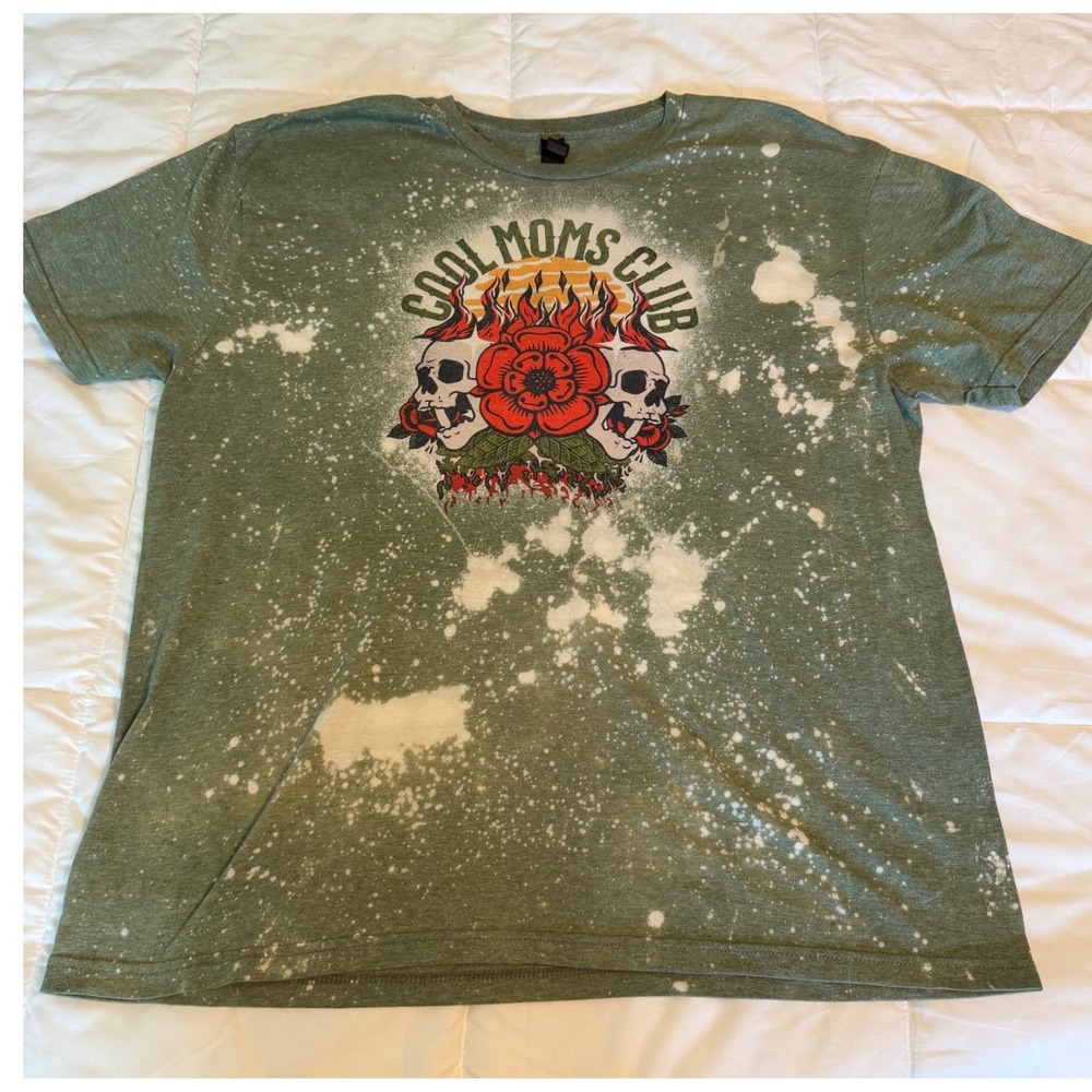 Gildan Graphic Tee Women XL Green Excellent Cool Moms Club Bleached Skulls